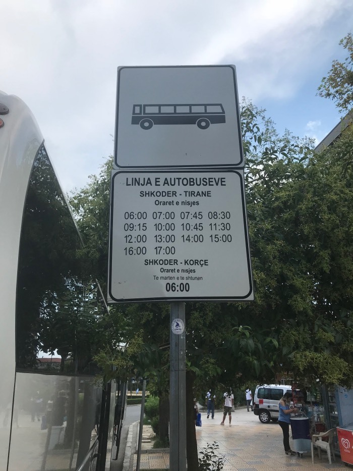 Letrero en la para de autobús de Albania